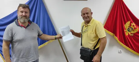 Nikša Glavić and Nikola Zovko exchanging partnership agreement documentation during the EXCHANGE kick-off meeting in Kotor.