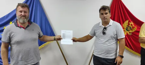 Nikša Glavić and Mirko Đurović exchanging partnership agreement documentation during the EXCHANGE kick-off meeting in Kotor.