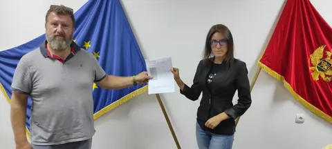Nikša Glavić and Ana Nives Radović exchanging partnership agreement documentation during the EXCHANGE kick-off meeting in Kotor.