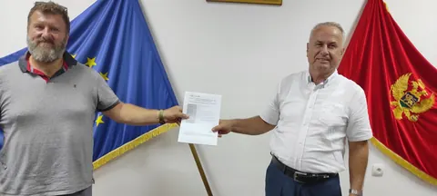 Nikša Glavić and Ramiz Bašić exchanging partnership agreement documentation during the EXCHANGE kick-off meeting in Kotor.